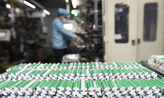 Pin lithium trong xưởng của một công ty sản xuất pin lithium ở Hoài Bắc, tỉnh An Huy, miền đông Trung Quốc, vào ngày 14/11/2020. (Ảnh: STR/AFP qua Getty Images)