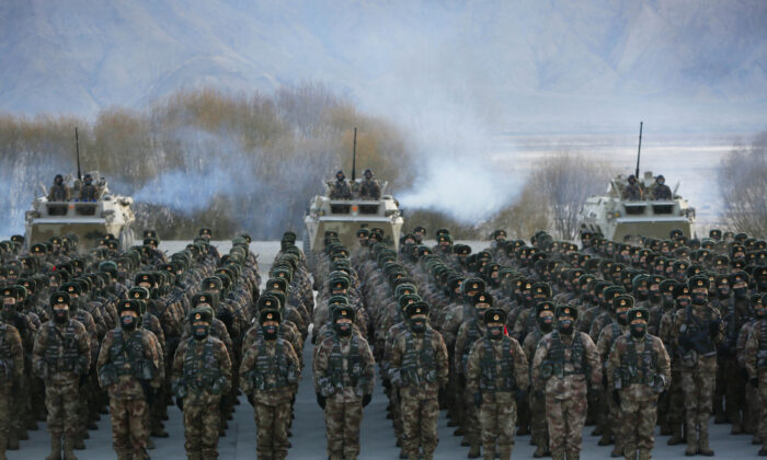 Các binh sĩ của Quân Giải phóng Nhân dân Trung Quốc (PLA) tập hợp trong quá trình huấn luyện quân sự trên Dãy núi Pamir ở Kashgar, khu vực Tân Cương phía tây bắc Trung Quốc vào ngày 04/01/2021. (Ảnh: STR/AFP qua Getty Images)