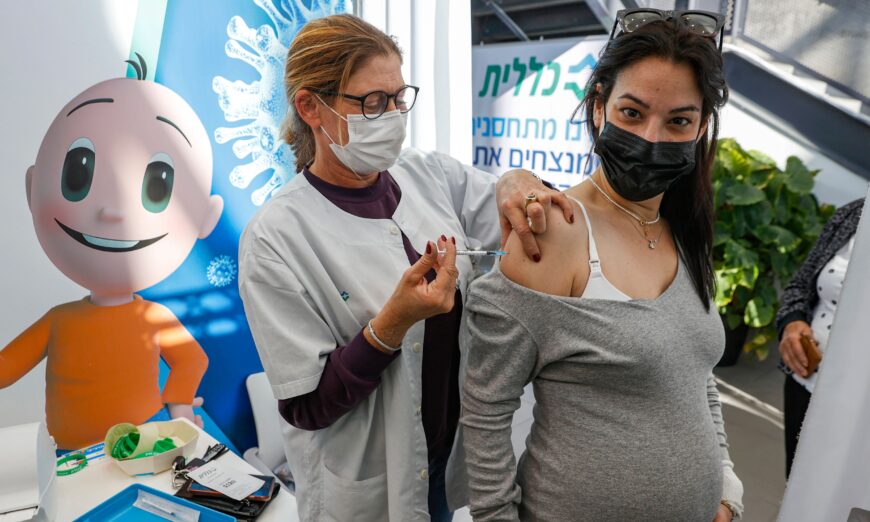 Một nhân viên y tế chích một liều vaccine Pfizer-BioNtech COVID-19 cho một phụ nữ mang thai tại Clalit Health Services, ở Tel Aviv, Israel, vào ngày 23/01/2021. (Ảnh: Jack Guez/AFP qua Getty Images)