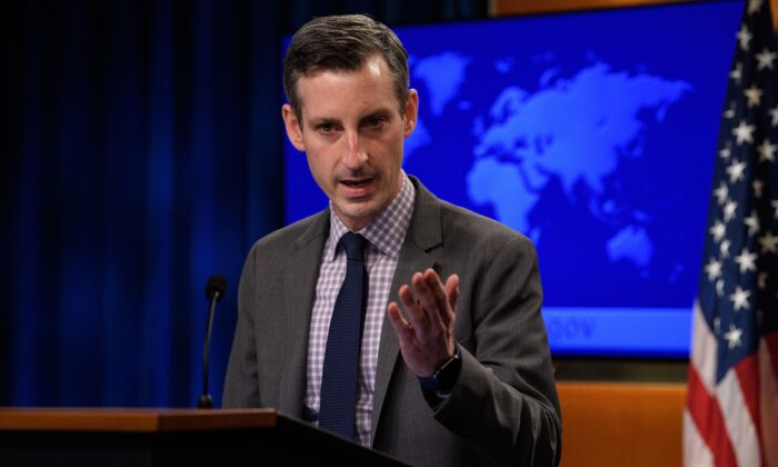 Phát ngôn viên Bộ Ngoại giao Hoa Kỳ Ned Price trình bày trong cuộc họp báo hàng ngày tại Bộ Ngoại giao ở thủ đô Hoa Thịnh Đốn hôm 25/02/2021. (Ảnh: Nicholas Kamm/POOL/AFP qua Getty Images)