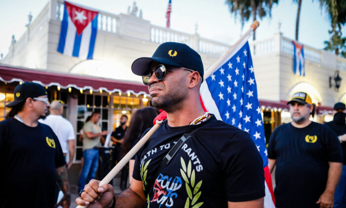 Ông Henry “Enrique” Tarrio, thủ lĩnh đương thời của nhóm Proud Boys, cầm một lá cờ Hoa Kỳ trong một cuộc biểu tình thể hiện sự ủng hộ đối với những người Cuba đang biểu tình chống lại chính phủ của họ, ở Miami, Florida, vào ngày 16/07/2021. (Ảnh: Eva Marie Uzcategui/AFP qua Getty Images)