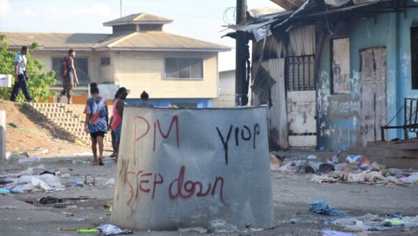 Thông điệp chống chính phủ được viết trên một công trình bị thiêu rụi ở Honiara, Quần đảo Solomon, vào ngày 27/11/2021. (Ảnh: Charley Piringi/AFP qua Getty Images)