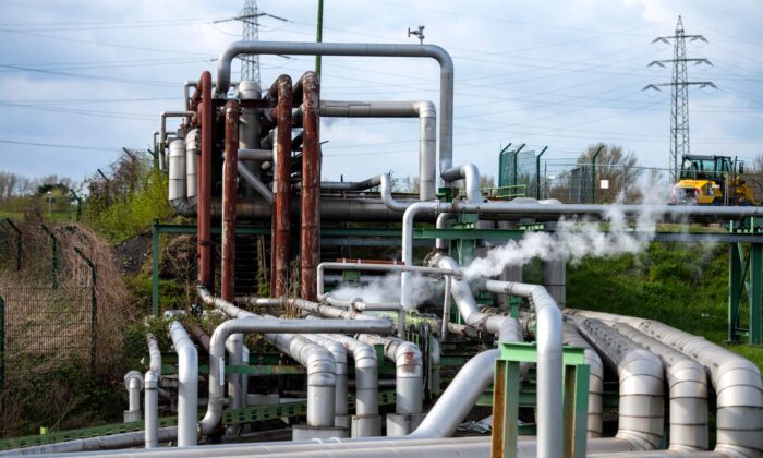 Đường ống cung cấp tại nhà máy lọc dầu Ruhr Oel của BP Gelsenkirchen GmbH ở Gelsenkirchen, Đức, hôm 08/03/2022. (Ảnh: Ina Fassbender/AFP qua Getty Images)