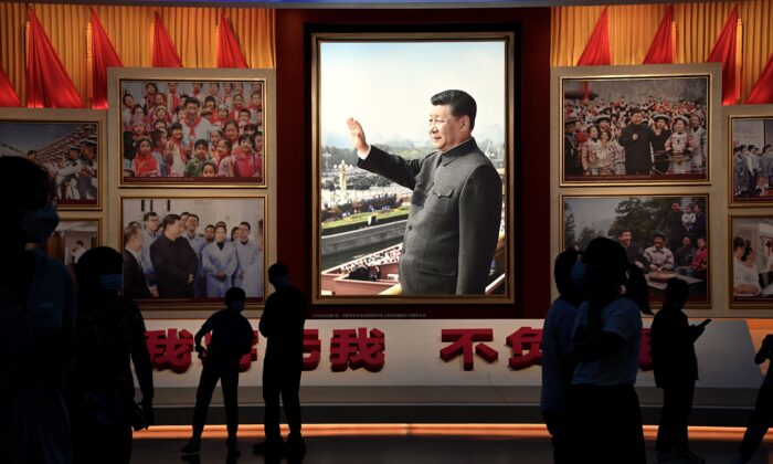 Mọi người đứng trước những tấm ảnh có hình của Chủ tịch Trung Quốc Tập Cận Bình tại Bảo tàng Đảng Cộng sản Trung Quốc ở Bắc Kinh hôm 04/09/2022. (Ảnh: Noel Celis/AFP qua Getty Images)