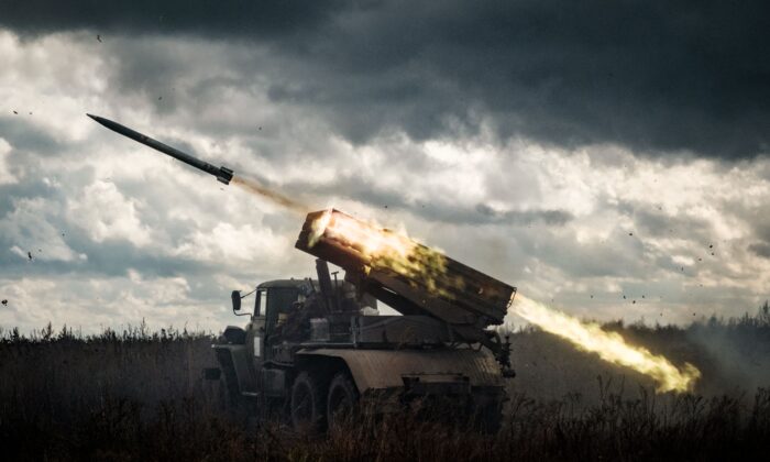 Một bệ phóng hỏa tiễn đa nòng BM-21 ‘Grad’ khai hỏa vào các vị trí của Nga ở vùng Kharkiv hôm 04/10/2022. (Ảnh: Yasuyoshi Chiba/AFP qua Getty Images)