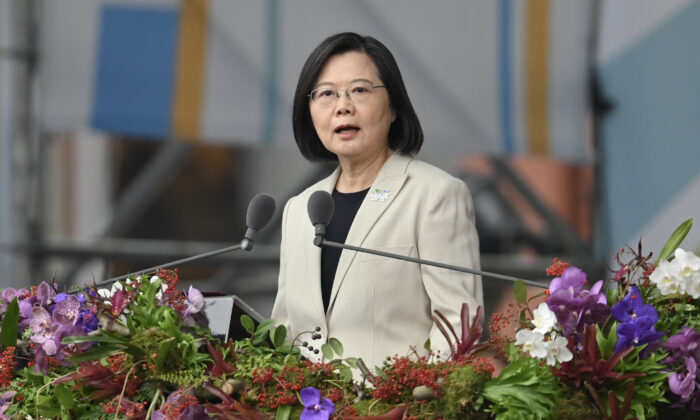 Tổng thống Đài Loan Thái Anh Văn (Tsai Ing-wen) diễn thuyết tại buổi lễ đánh dấu Ngày Quốc khánh Trung Hoa Dân Quốc trước Văn phòng Tổng thống ở Đài Bắc hôm 10/10/2022. (Ảnh: Sam Yeh/AFP qua Getty Images)