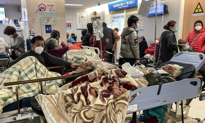 Các bệnh nhân nằm trên băng ca tại bệnh viện Đồng Nhân ở Thượng Hải hôm 03/01/2023. - Một bác sĩ kỳ cựu tại Bệnh viện Thụy Kim ở Thượng Hải cho biết 70% dân số của siêu đô thị này có thể đã bị nhiễm COVID-19 trong bối cảnh số ca nhiễm tăng đột biến ở Trung Quốc, truyền thông nhà nước đưa tin hôm 03/01/2023. (Ảnh: Hector Retamal/AFP qua Getty Images)