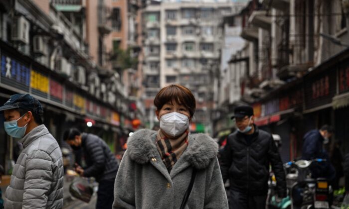 Người dân đi bộ trên một con đường cạnh một khu chợ địa phương ở Vũ Hán, thuộc tỉnh Hồ Bắc miền trung Trung Quốc, hôm 23/01/2023. (Ảnh: Hector Retamal/AFP qua Getty Images)