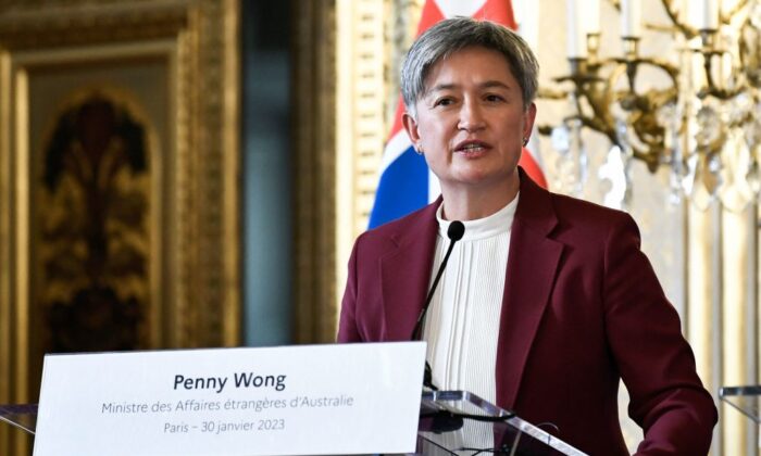 Ngoại trưởng Úc Penny Wong nói chuyện trong một cuộc họp báo sau cuộc gặp chung với người đồng cấp Pháp tại Quai d’Orsay ở Paris, hôm 30/01/2023. (Ảnh: Stephane de Sakutin/AFP qua Getty Images)