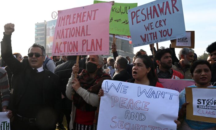 Các nhà hoạt động hô vang khẩu hiệu và giương cao biểu ngữ trong cuộc biểu tình ở Lahore sau vụ tấn công khủng bố vào trụ sở cảnh sát ở Peshawar, thành phố đông dân thứ sáu của Pakistan, hôm 01/02/2023. (Ảnh: Arif Ali/AFP/Getty Images)