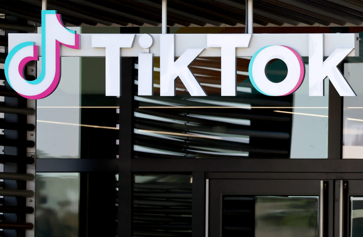 Logo của TikTok được trưng bày tại văn phòng TikTok ở Culver City, California hôm 20/12/2022. (Ảnh: Mario Tama/Getty Images)