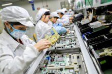 Công nhân Trung Quốc lắp ráp các linh kiện điện tử tại nhà máy của đại công ty công nghệ Đài Loan Foxconn ở Thâm Quyến, tỉnh Quảng Đông, Trung Quốc, vào ngày 26/05/2010. (Ảnh: AFP/Getty Images)