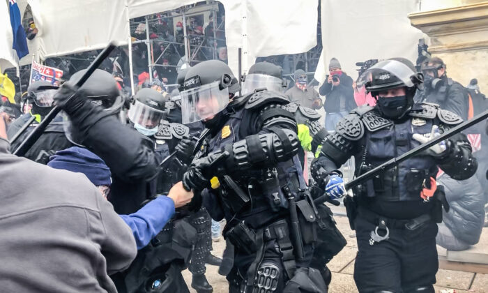 Các sĩ quan chống bạo động của Sở Cảnh sát Thủ đô (MPD) đụng độ với những người biểu tình ở mặt tiền phía tây của Điện Capitol Hoa Kỳ vào ngày 06/01/2021. (Ảnh: Steve Baker/Thuộc đặc quyền The Epoch Times)