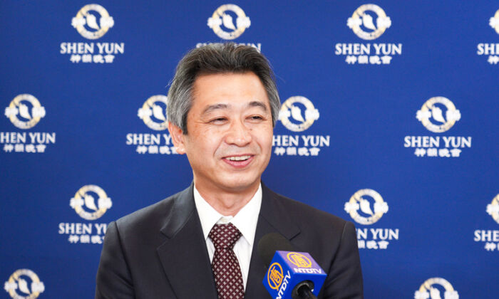 Ông Hitomi Kazuhiro, chủ tịch một công ty, thưởng lãm Nghệ thuật Biểu diễn Shen Yun tại Trung tâm Shinjuku Bunka ở Tokyo, Nhật Bản, hôm 25/01/2023. (Ảnh: Annie Gong/The Epoch Times)