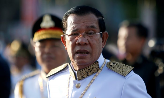 Thủ tướng Cambodia Hun Sen đến Tượng đài Độc lập để tham dự lễ kỷ niệm 65 năm ngày đất nước giành độc lập khỏi Pháp, tại Phnom Penh, Cambodia, vào ngày 09/11/2018. (Ảnh: Samrang Pring/Reuters)