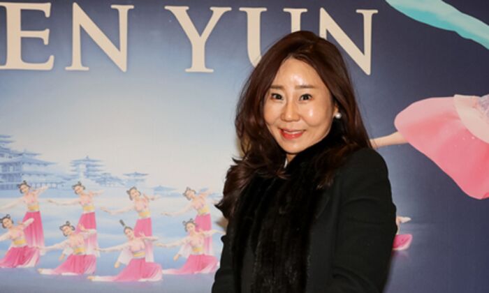 Cô Hyun Hee-Jung, chủ một phòng tranh, thưởng lãm Nghệ thuật Biểu diễn Shen Yun tại Nhà hát Sohyang ở Busan, Nam Hàn, hôm 02/02/2023 (Ảnh: Kim Kook-hwan/The Epoch Times)