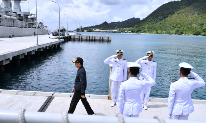 Tổng thống Indonesia Joko Widodo thăm một căn cứ quân sự ở Natuna, gần Biển Đông, Indonesia, vào ngày 08/01/2020. (Ảnh: Laily Rachev/Đăng dưới sự cho phép của Phủ Tổng thống Indonesia/Phát qua Reuters)