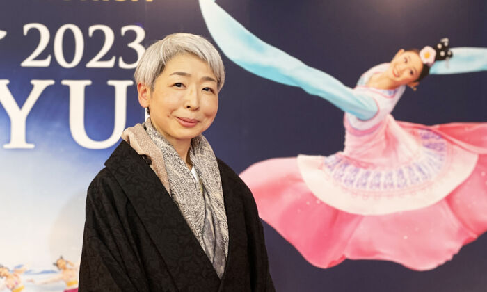Bà Ida Miki, một nhà thiết kế kimono, thưởng lãm Nghệ thuật Biểu diễn Shen Yun tại Trung tâm Shinjuku Bunka ở Tokyo, Nhật Bản, hôm 24/01/2023. (Ảnh: Ren Zihui/The Epoch Times)