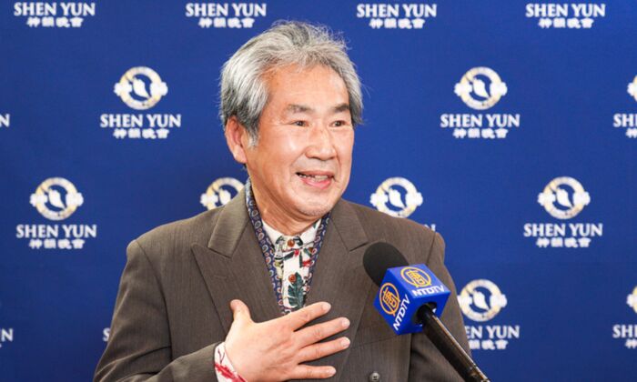 Ông Imai Kouiti, chủ tịch Cục Tiêu chuẩn hóa các Tác phẩm 3D của Nhật Bản, thưởng lãm Nghệ thuật Biểu diễn Shen Yun tại Trung tâm Shinjuku Bunka, Tokyo, Nhật Bản, hôm 24/01/2023. (Ảnh: Annie Gong/The Epoch Times)