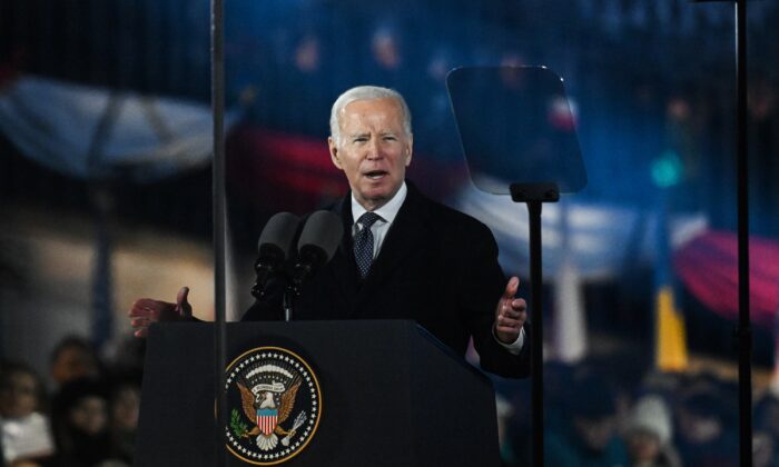 Tổng thống Joe Biden trình bày tại Royal Castle Arcades ở Warsaw, Ba Lan, hôm 21/02/2023. (Ảnh: Omar Marques/Getty Images)