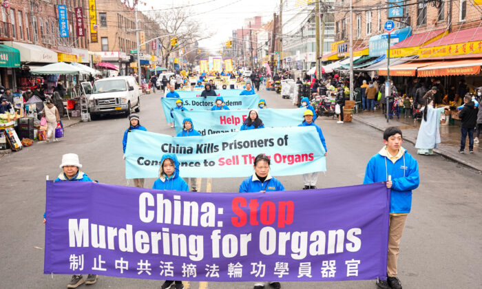 Các học viên Pháp Luân Công tuần hành trong một cuộc diễn hành ở Brooklyn, New York, nêu bật cuộc bức hại của chính quyền Trung Quốc đối với đức tin của họ hôm 26/02/2023. (Ảnh: Larry Dye/The Epoch Times)