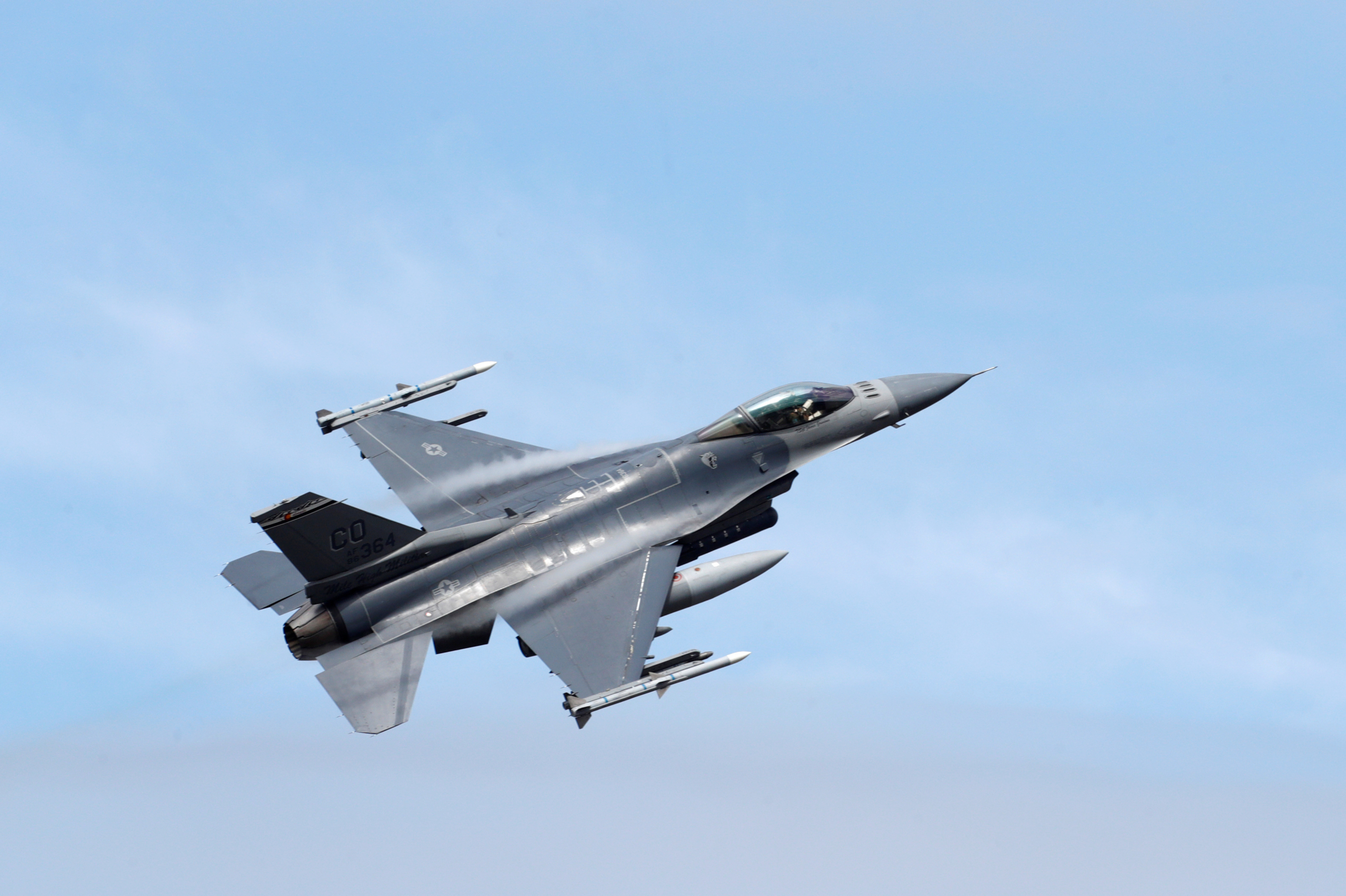 Chiến đấu cơ F-16 Fighting Falcon của Không quân Hoa Kỳ từ Đơn vị 140 của Lực lượng Vệ binh Quốc gia Không quân Colorado trong cuộc tập trận Sabre Strike của NATO bay qua căn cứ không quân quân sự Amari, Estonia, hôm 12/06/2018. (Ảnh: Ints Kalnins/Reuters)
