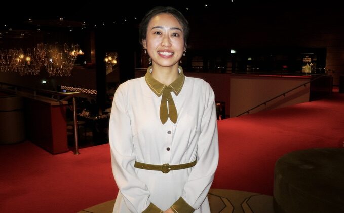 Cô Liu Yan Zhe, một nghiên cứu sinh Trung Quốc, tham dự chương trình Nghệ thuật Biểu diễn Shen Yun tại MartiniPlaza ở Groningen, Hà Lan, hôm 21/01/2023. (Ảnh: Huang Qin/The Epoch Times)