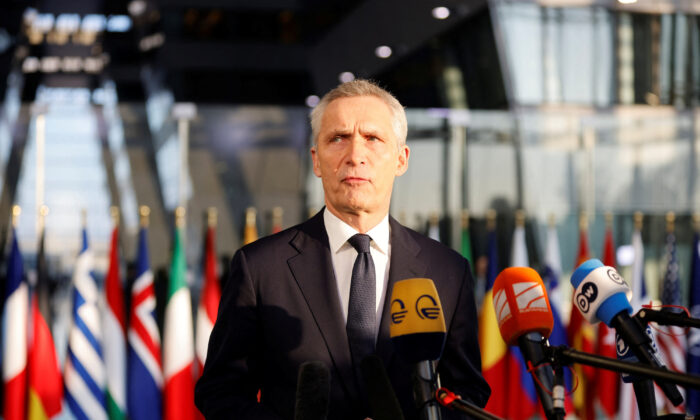 Tổng thư ký NATO Jens Stoltenberg trình bày tại một cuộc họp của các bộ trưởng quốc phòng NATO tại trụ sở của Liên minh này ở Brussels, Bỉ, hôm 14/02/2023. (Ảnh: Johanna Geron/Reuters)