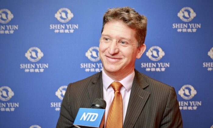 Ông Nicolas Cottier thưởng lãm Nghệ thuật Biểu diễn Shen Yun hôm 14/01/2023, tại Lausanne, Thụy Sĩ. (NTD)