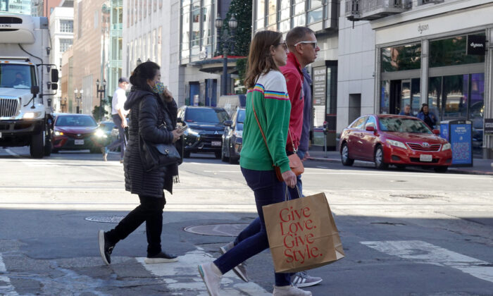 Một khách bộ hành mang theo túi xách mua sắm khi đi bộ qua Union Square ở San Francisco, California, hôm 16/11/2022. (Ảnh: Justin Sullivan/Getty Images)