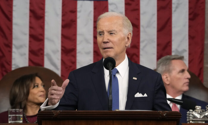 Tổng thống Joe Biden đọc diễn văn Thông điệp Liên bang trước một phiên họp chung của Quốc hội tại Hạ viện của Điện Capitol Hoa Kỳ ở Hoa Thịnh Đốn hôm 07/02/2023. (Ảnh: Jacquelyn Martin/Pool/Getty Images)