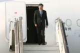 Ngoại trưởng Trung Quốc Tần Cương (Qin Gang) đến Phi trường Quốc tế Leon Mba ở Libreville, Gabon, hôm 11/01/2023. (Ảnh: Steeve Jordan/AFP qua Getty Images)