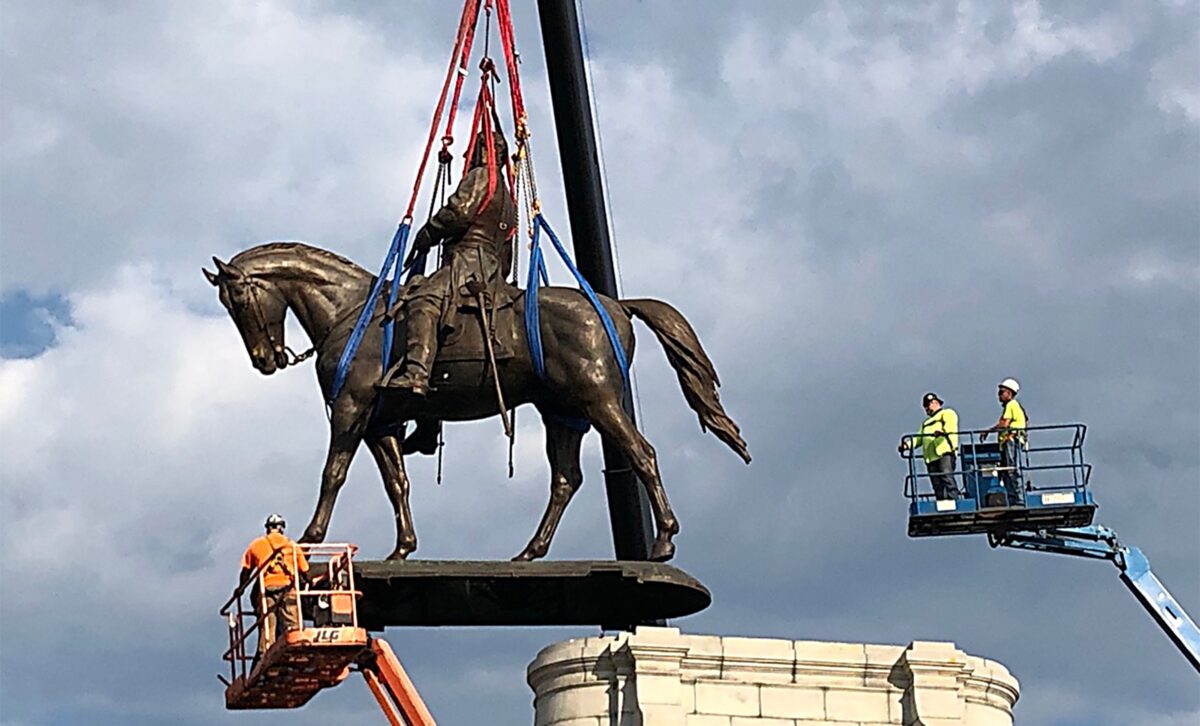 Một bức tượng của Tướng Liên minh miền Nam Robert E. Lee bị dỡ bỏ khỏi bệ trên Đại lộ Monument ở Richmond, Virginia ngày 08/09/2021. (Ảnh: Bob Brown/Getty Images)