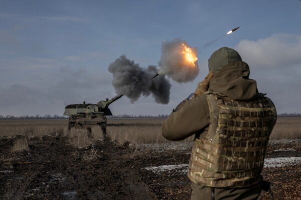 Quân đội Ukraine thuộc Lữ đoàn Pháo binh Hạng nặng số 43 khai hỏa khẩu pháo Panzerhaubitze 2000 của Đức, được lữ đoàn này gọi là Tina, gần Bahmut, vùng Donetsk, Ukraine, hôm 05/02/2023. (Ảnh: Marko Djurica TPX Images of the Day/Reuters)