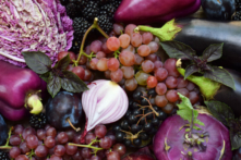 Anthocyanin – hợp chất hoạt tính sinh học có trong trái cây và rau màu tím (Ảnh: Oksana_Slepko/Shutterstock)
