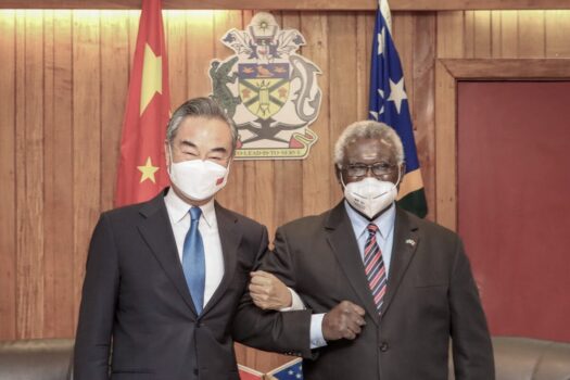 Trong bức ảnh do Tân Hoa Xã công bố, Thủ tướng Quần đảo Solomon Manasseh Sogavare (Phải) khóa tay với Bộ trưởng Ngoại giao Trung Quốc Vương Nghị đang đến thăm tại Honiara, Quần đảo Solomon, hôm 26/05/2022. (Ảnh: Tân Hoa Xã qua AP)