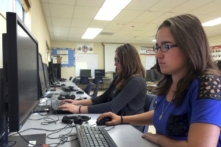 Cô Sylvia Fonseca làm việc trên một chiếc máy điện toán tại trường trung học Cuyama Valley, New Cuyama, California, vào ngày 30/04/2015. (Ảnh: AP Photo/Christine Armario, Ảnh tư liệu)