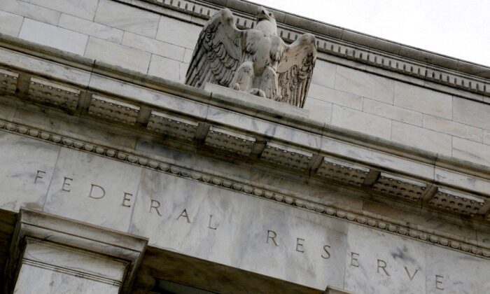 Tượng đại bàng trên nóc mặt tiền của tòa nhà Cục Dự trữ Liên bang Mỹ ở Hoa Thịnh Đốn, vào ngày 31/07/2013. (Ảnh: Jonathan Ernst/Reuters)