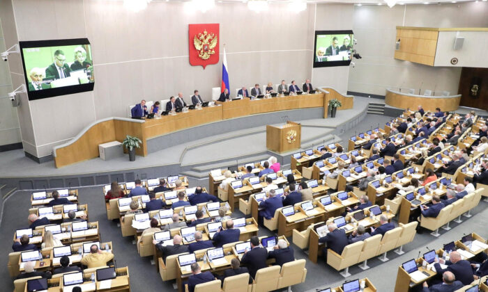 Các nhà lập pháp Nga tham dự một phiên họp của Duma Quốc gia, Hạ viện của Quốc hội Liên bang Nga, tại Moscow vào ngày 05/07/2022. (Ảnh: Duma Quốc gia Nga/Tài liệu phát tay qua Reuters)