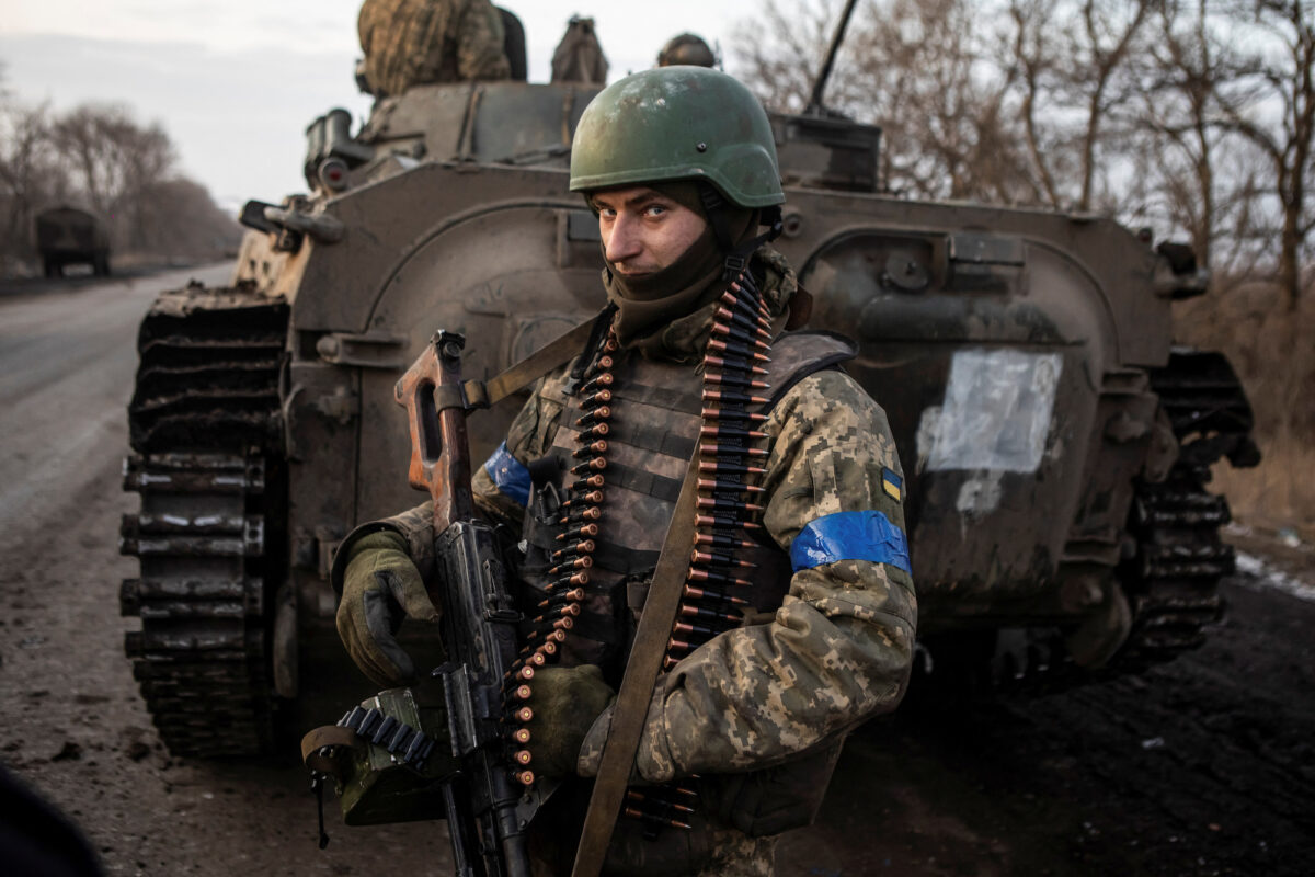 Một quân nhân Ukraine đứng trên con đường bên ngoài thị trấn tiền tuyến Bakhmut, Ukraine, vào ngày 11/02/2023. (Ảnh: Yevhenii Zavhorodnii/Reuters)