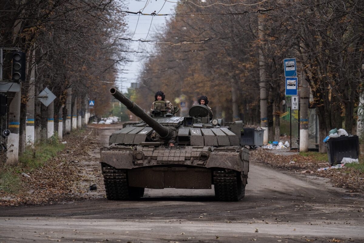 Một chiếc xe tăng Ukraine di chuyển gần chiến tuyến ở Bakhmut, tỉnh Donetsk, Ukraine, vào ngày 21/10/2022. (Ảnh: Carl Court/Getty Images)