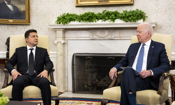Tổng thống Joe Biden trò chuyện khi gặp Tổng thống Ukraine Volodymyr Zelensky tại Oval Office vào ngày 01/09/2021. (Ảnh: Doug Mills-Pool/Getty Images)
