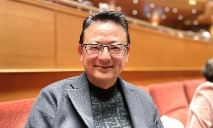 Ông Umemura Takeshi, chủ tịch một hãng tuyển dụng ứng viên nước ngoài, thưởng lãm Nghệ thuật Biểu diễn Shen Yun tại Nhà hát Nghệ thuật Tỉnh Aichi ở Nagoya, Nhật Bản, hôm 27/01/2023. (Ảnh: Wang Wenliang/The Epoch Times)