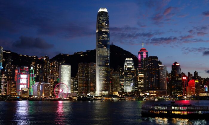 Một chiếc phà Star Ferry đi qua Cảng Victoria lúc chiều tà, phía xa là các tòa nhà cao ốc, khi một cuộc họp về luật an ninh quốc gia đang diễn ra ở Hồng Kông, vào ngày 29/06/2020. (Ảnh: Tyrone Siu/Reuters)