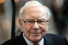 Ông Warren Buffett, Giám đốc điều hành của Berkshire Hathaway, tham dự cuộc họp cổ đông thường niên năm 2019 tại Omaha, Nebraska, vào ngày 03/05/2019. (Ảnh: Johannes Eisele/AFP/Getty Images)