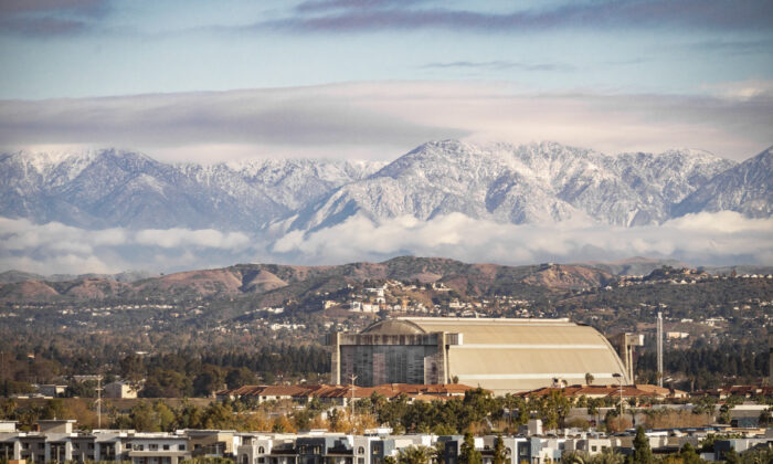 Một lớp tuyết bao phủ các ngọn núi bên ngoài Quận Cam, California, vào ngày 29/12/2021. (Ảnh: John Fredericks/The Epoch Times)