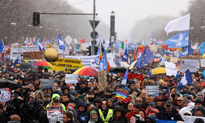 Người dân tham gia một cuộc biểu tình phản đối việc cung cấp vũ khí cho Ukraine và ủng hộ các cuộc đàm phán hòa bình giữa Nga và Ukraine, tại Berlin, Đức, hôm 25/02/2023. (Ảnh: Christian Mang/Reuters)