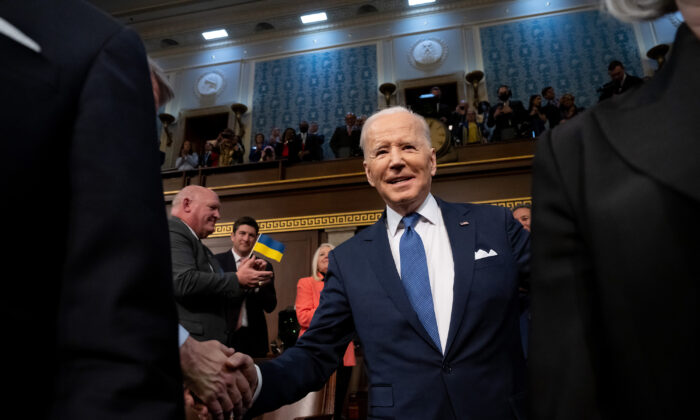 Tổng thống Joe Biden đến đọc bài diễn văn Thông điệp Liên bang trong phiên họp chung của Quốc hội tại Phòng họp Hạ viện trong Điện Capitol Hoa Kỳ ở Hoa Thịnh Đốn vào ngày 01/03/2022. (Ảnh: Saul Loeb/Pool/Getty Images)