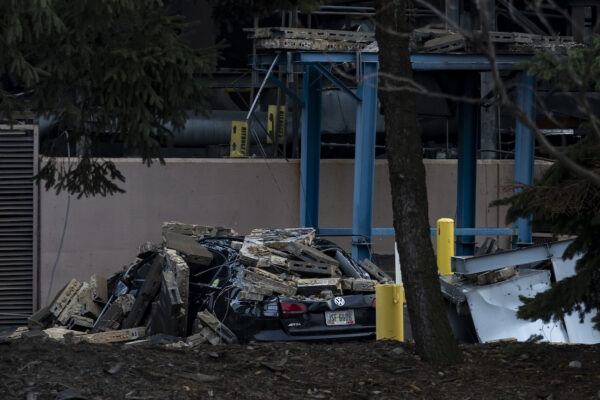 Các mảnh vỡ vương vãi khắp mặt đất và những chiếc xe hơi đậu gần đó sau một vụ nổ tại nhà máy kim loại I. Schumann & Co. ở Bedford, Ohio, hôm 20/02/2023. (Ảnh: Michael Swensen/Getty Images)