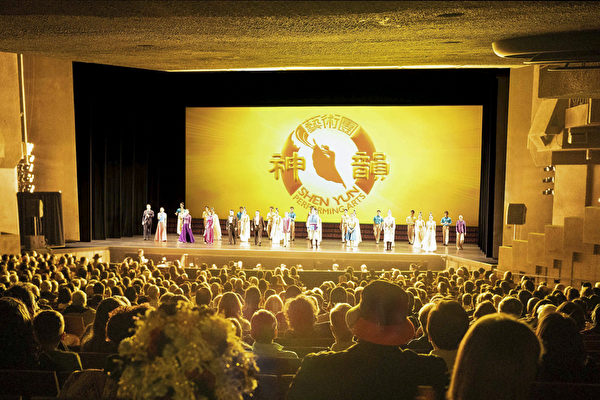 Đoàn Nghệ thuật Biểu diễn Shen Yun Kỷ nguyên mới chào khán giả trước khi hạ màn tại Hội trường Zellerbach, ngày 16/01/2023. (Ảnh: Zhou Rong/The Epoch Times)